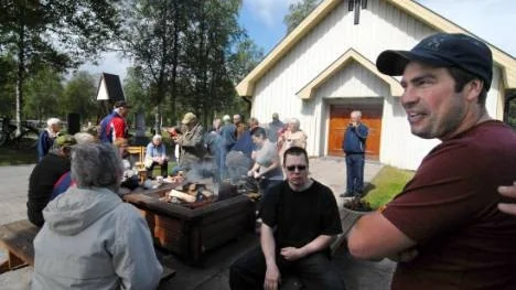 Kyrkogårdsvaktmästare Mats Landström, till höger, såg till att alla besökare trivdes på kyrkogården när det var kyrkogårdens dag.