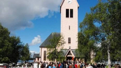 Och när barnen kom ut till sommarlovet lyste solen.