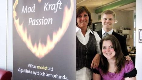 De säljer företagsinriktade utbildningar som handlar om mod att våga förändra. Camilla Berglund, säljare och Eva Danielsson, projektledare, tillsammans med säljchefen Peter Strand.
