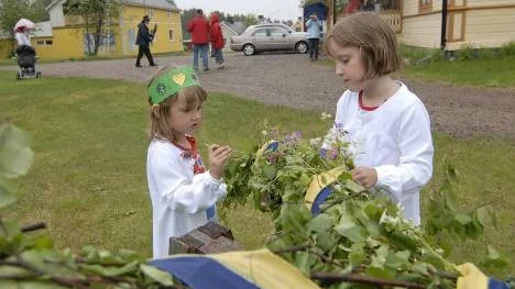 Elsa och Tilda Eliasson hjälpte till att smycka midsommarstången i Arvidsjaur.