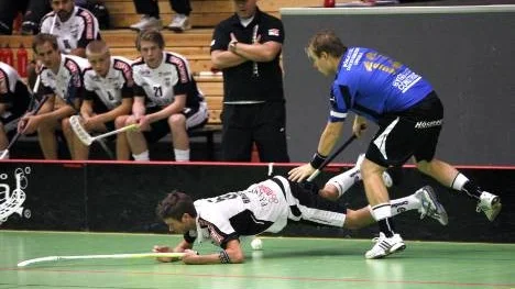 Björn Hansson (i vitt) är en av tre spelare i Öjebyn som pendlar från Malmberget (!) till träningar och matcher. Björn har fått en flygande start i sin nya klubb där han leder den interna poängligan. (Arkivbild)