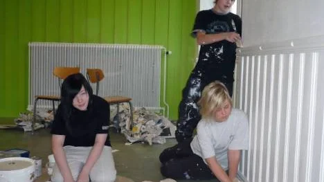 Under Allhelgonalovet har högstadieelever på Vidselskolan passat på att snygga till  uppehållsrummet och elevfiket. Från vänster Nina Baer, Elin Eriksson och Emil Lindström (stående).
