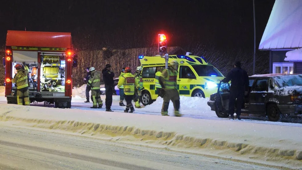 Trafikolycka. Två bilar kolliderade i korsningen Thulegatan-Malmvägen. Enligt räddningstjänsten hade den ena bilen blivit påkörd bakifrån och en kvinna i den främre bilen klagade på nacksmärtor.