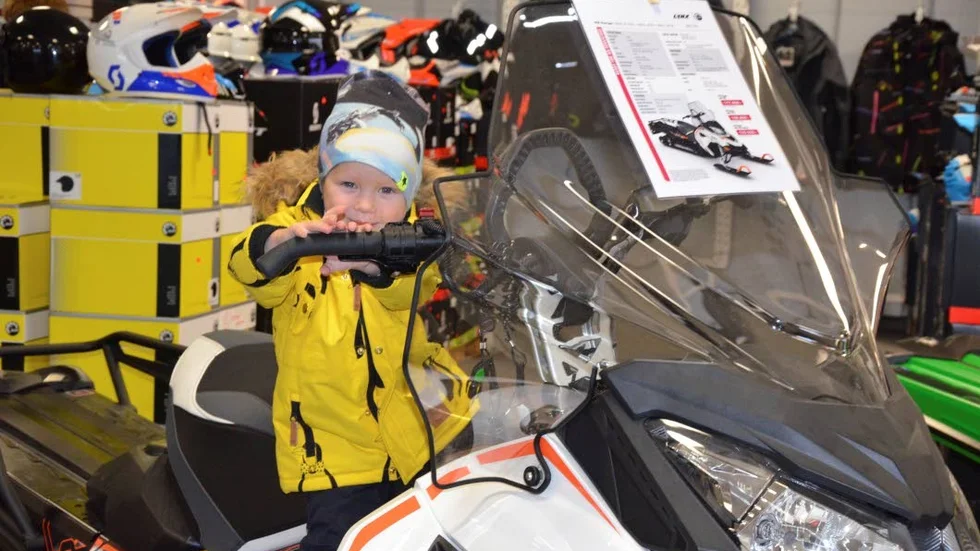 Snöskoterintresserad. Noa Granberg, 3 år, testkör.