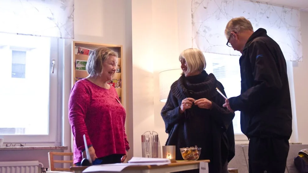 Öppet hus. Gunilla Lantz och Bo Lindgren plockade upp några broschyrer från Ingegerd Svanbergs bord.