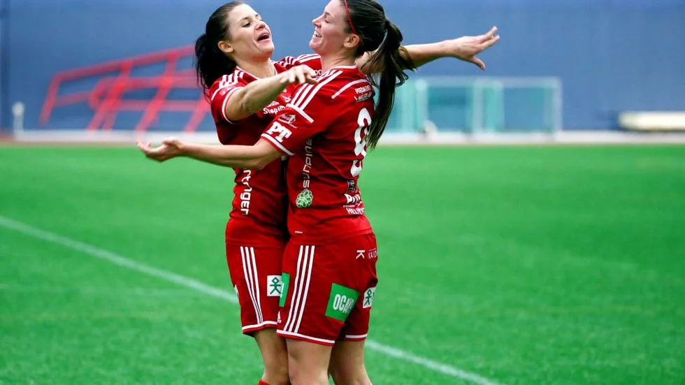 Radarpar. Hanna Pettersson och Pauline Hammarlund firar ett av många mål den här säsongen.