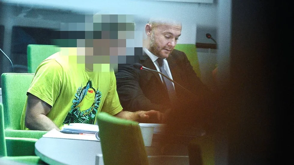 Friande. Den 24-årige mannen med sin advokat Jens Arnhof som är övertygad om att rätten kommer fria honom. Även för de övriga yrkades det på i första hand på friande dom.