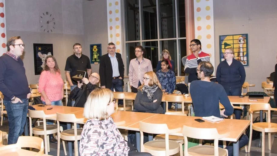 Endast två. Politikerna fick ställa sig upp och övriga sitta ned när man skulle skilja ut hur många  föräldrar som kommit till Östra skolan för stormöte. Det visade sig bara vara två, övriga 32 var från kommunen - antingen politiker eller tjänstemän.