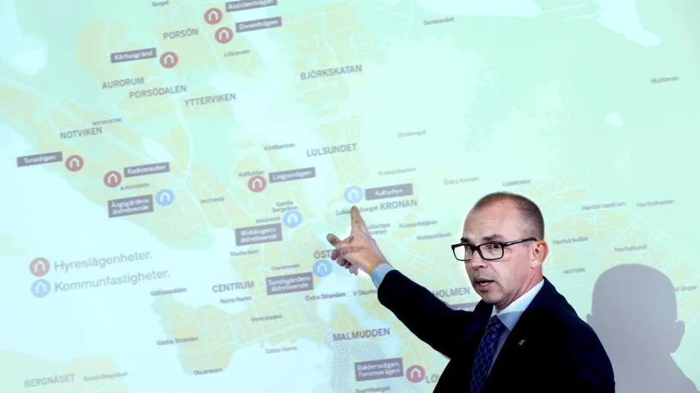 Oenighet. Revisorerna godkänner Rikshemaffären men de är inte eniga.  Kommunalrådet Niklas Nordström visar försäljningarna.