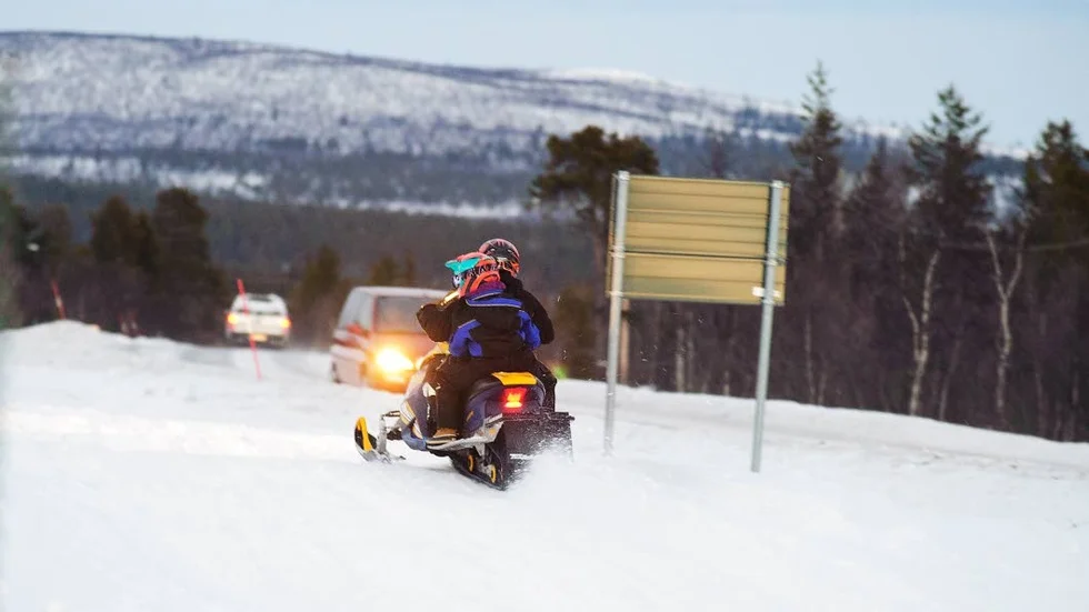 Skoterförslag. Kommunen vill genom att göra ändringar i de lokala trafikföreskrifterna tillåta viss skotertrafik i vissa bostadsområden. Detta för att så enkelt som möjligt kunna ta sig till närmaste skoterled. Men den lokala polismyndigheten ger inte mycket för idén.