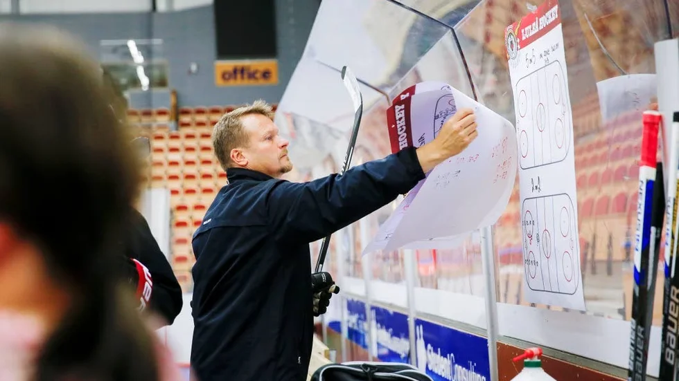Stuvar om. Ilari Melart spelar, det betyder förändringar på backsidan. I övrigt är laget detsamma som mot Färjestad.