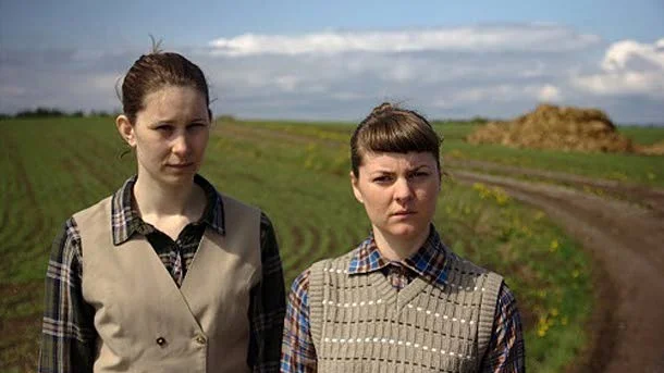 Skildrar pinsamhet. Erika Pekula Pettersson och Disa Krosness utforskar pinsamma tystnader och mänsklig längtan i verket "Öde(s)högar".
