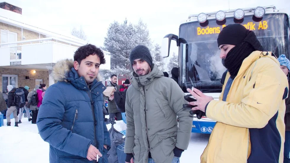På väg. "Vi har trivts bra här i Gunnarsbyn", säger Ali Saed, Ahmed Hussin och Aiser Al Almajedy, alla från Irak.