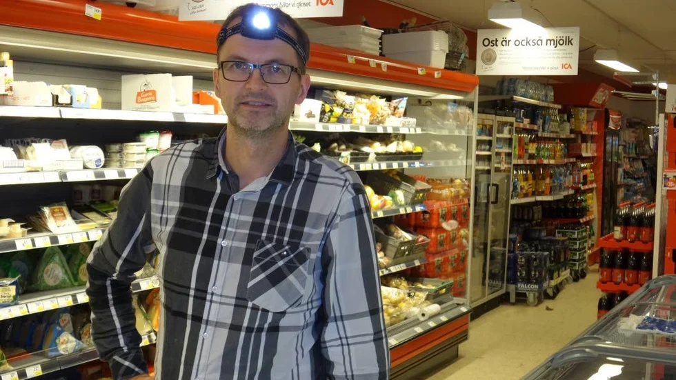 Pannlampa på. För Ica-handlaren Mikael Alskog, i Junosuando, är det pannlampa på som gäller.