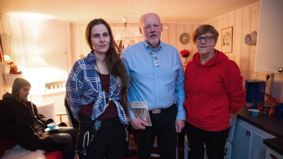 Lucköppning i kyrkbyn. Lisa Johansson, till höger, öppnade upp för fika när lucka nummer åtta skulle öppnas i hennes kyrkstuga. Elin-Alexandra Sundström och Anders Brännström är med och arrangerar i kyrk­stugeföreningen.
