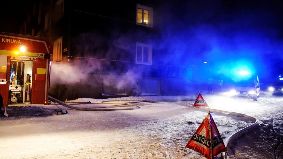 Utreds. Måndagens brand i Kiruna rubriceras som misstänkt mordbrand och polisens tekniker är på väg till platsen för att göra en undersökning av eventuell brandorsak.