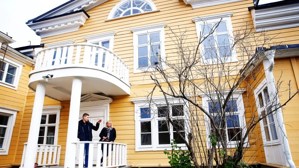 Linoljefärg. Huset är skrapat och ommålat med linoljefärg. I januari kan Simon Sundström och Marie Karlsson Tåhlin hälsa de första hyresgästerna välkomna.