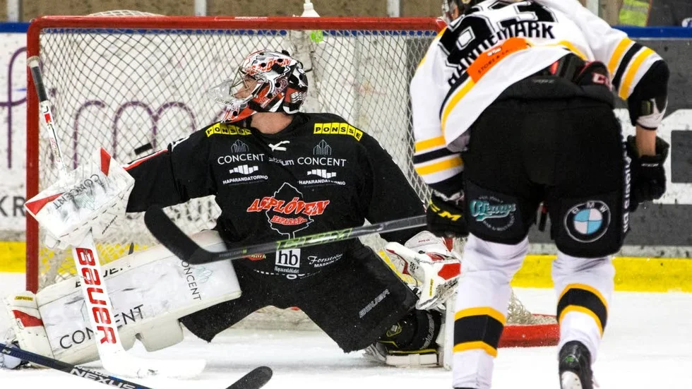 Hjälplös. Asplövens målvakt Ronan Quemener fick ingen större hjälp från sitt försvar. Fransmannen var hemmalagets bästa spelare.