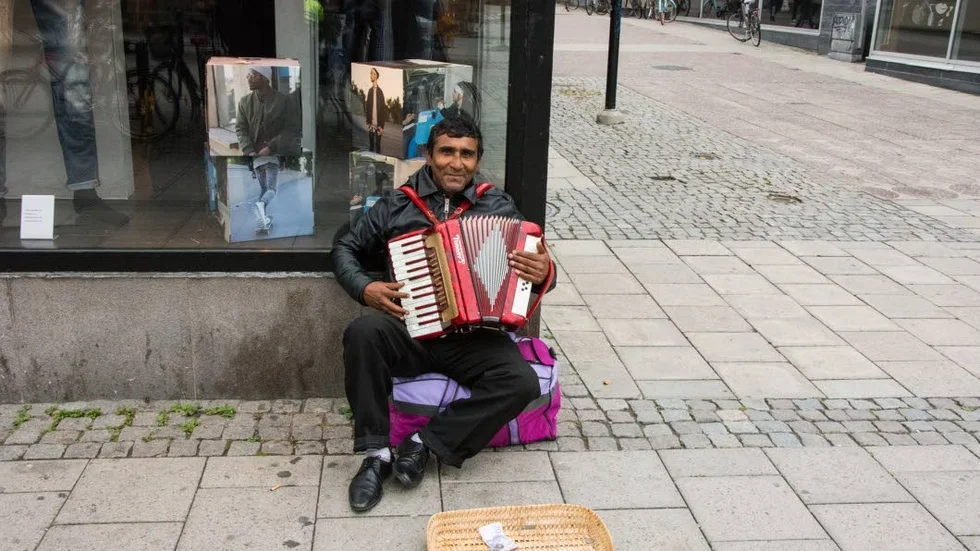 Nytt ljud. Trots att saxofonen tystnat är det inte musikfritt på Storgatan. En ny rumänsk gatumusiker har tagit Costica Bojors plats, nu är det dragspel som gäller.