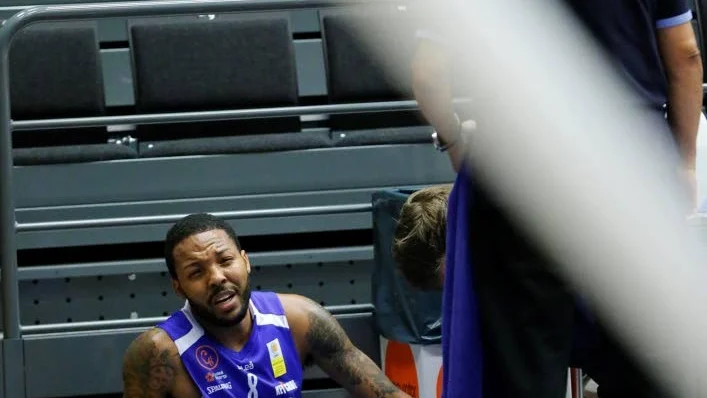 Smärta. Nyförvärvet Brandon Rozzell fick kliva av matchen tidigt med en knäskada.