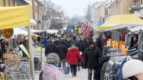 Vintermarknadens kokpunkt nås som regel vid lunchtid på lördag. Då är det trångt om saligheten.