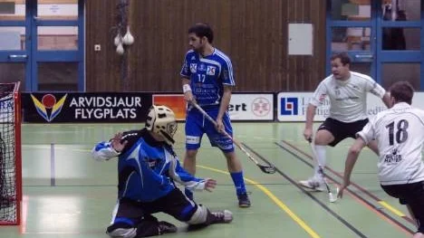 Mats Öhman, K 4, håller koll på bollen.