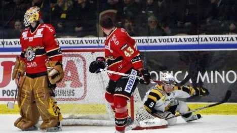 Jaroslav Obsut gjorde Luleås första mål och hade sedan en lite fight med Skellefteås Kimmo Koskenkorva.