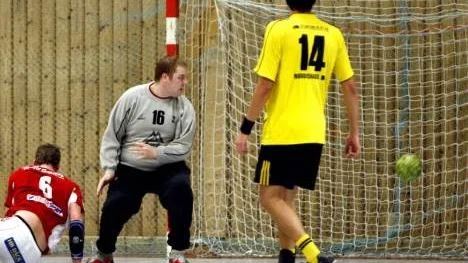 Norrfjärdens målvakt Mikael Johansson storspelade mot Åekis. Här blir han dock överspelad av Rickard Jonsson som lämnaxde Norrfjärden för två säsonger sedan.