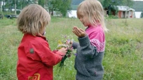 Dessa blomsterplockande töser, Elsa Högberg och Klara Hägglund, var bland de yngsta besökarna.