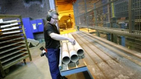 Sören Rudälv, som jobbat i 42 år på fabriken, kontrollmäter hylsor.