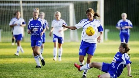 Malin Wiklund, (i vit tröja) Storfors AIK, var tillsammans med sin anfallskollega Rebecca Berggren svårstoppade. Tillsammans låg de bakom tre av målen när Storfors AIK vann mot Trångfors IF med 4-1. Här är Malin Wiklund på språng med bollen.