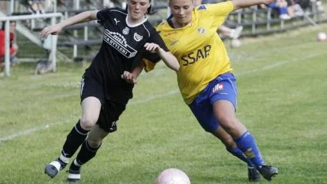 Damtreans seriefinal mellan Lira BK och Blåsmark/Svensbyn blev jämn. Här är det Anna Granberg (till vänster), spelare i Blåsmark/Svensbyn, som kämpar om bollen.