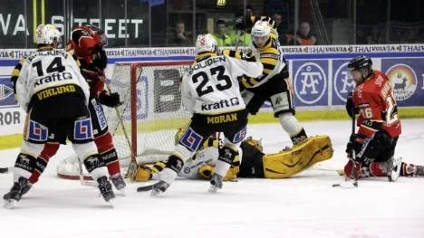 Mål på gång för Luleå. Knästående Mats Lavander lyckas skyffla in pucken under Nicklas Dahlberg. Målet betydde reducering till 2-3 och gav hemmalaget hopp inför sista perioden. Men siffrorna stod sig och Skellefteå vann nu tre av fem matcher mot Luleå i elitserien den här säsongen.