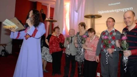 Stjärnteatergruppen fick ta emot kommunens kulturpris, som delades ut av Thomas Di Leva.