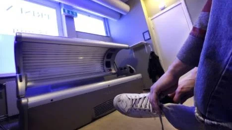 Allt fler mellan 18 och 24 år drabbas av brännskador i samband med solande i solarium. Nu vill Strålskyddsmyndigheten införa en lag om att personer under 18 år inte får besöka inrättningarna.