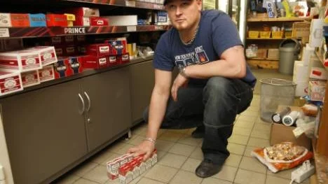 Limpor av cigaretter var spridda över golvet efter inbrottet i Kioskpiraten.