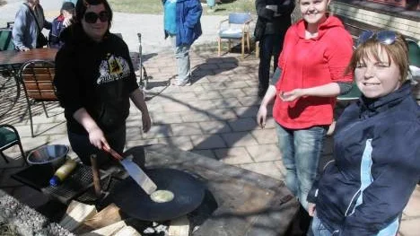 Emelie Bergman, Hanna Lundquist och Sandra Rova från gymnasiets hotell- och restaurangprogram bjöd i går Ugglans boende på "slobben".