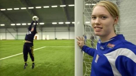 Hedvig Lindahl, målvakt i Kopparberg/Göteborg och landslaget. Hon blev utsedd till Årets målvakt 2004 och 2005. En stor kontrast till Emma Gustavsson som gör allsvensk debut.