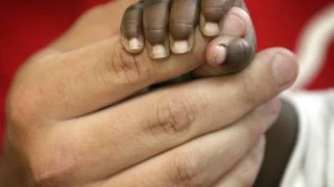 Hand i hand.