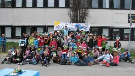Backgårdsskolans fritids vann tävlingens vars tema var huvudbonader och sång. Motiveringen för det vinnande bidraget lyder "För att detta fritids har de coolaste och snyggaste hattarna,  dessutom den mest fantastiska sång och text som vi hört i denna parad."