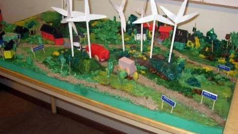 Förskolan och förskoleklassen, 3-6 år, på Markbygdens heldagsskola har gjort ett miniatyrlandskap över Markbygden när de arbetade med vindkraftsprojektet.