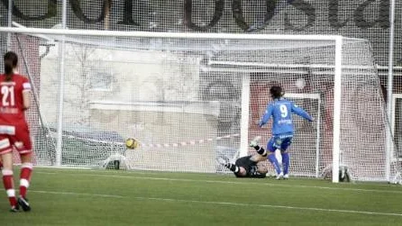 Jessica Landström håller sig framme och gör 4-0 på målvaktsretur.