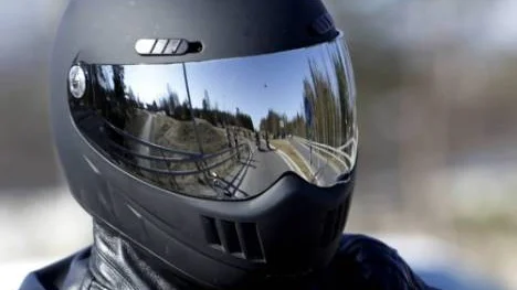 Det är inte bara motorcyklarna som varierar i modell. Den obligatoriska hjälmen finns också i en uppsjö varianter.