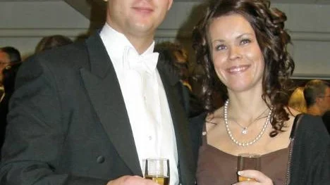 Älvsbybon Rikard Granström promoverades till doktor i drift och underhållsteknik vid Luleå tekniska universitet. Sambon Maria Lindberg tillhörde de första gratulanterna.