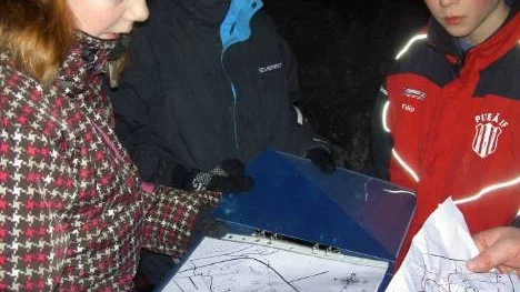 Amanda Erisson, Eric Rågefjärd och Filip Hansson studerar kartan som ska leda dem fram till aktivatorn.