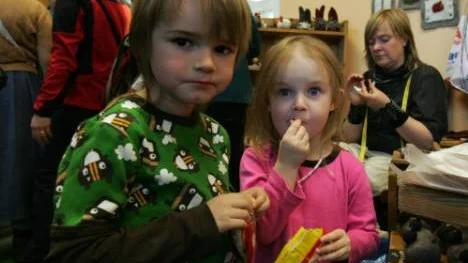 Syskonen Hugo och Elise Marklund smaskade på godis i väntan på att deras föräldrar skulle byta om efter modevisningen.