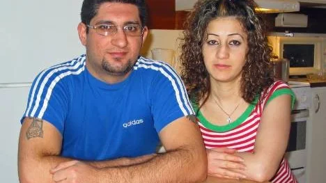 Det irakiska flyktingparet Laith Yousif Shukry och Dalida Sami Elias har dubbla orsaker att frukta för sina liv om de skickas tillbaka til hemlandet: Dels har han jobbat som tolk åt amerikanska armén, dels tillhör de den kristna minoriteten, som drabbats av svår förföljelse efter Saddam Husseins fall.