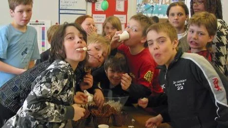 I ett av treornas klassrum bjöd "Lilla Leken" på mingel med saft, popcorn och salta pinnar, ett uppskattat initiativ av bland andra de här eleverna från olika årskurser.
