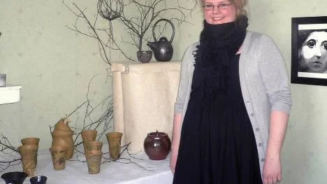 Victoria Öhman visade upp sina alster i keramik under fredagen.