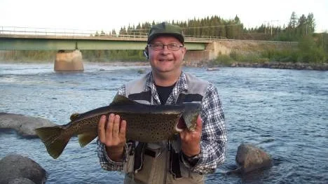 Mikael Lindberg fick en vacker öring på 3,6 kg i Slagnäsforsen.